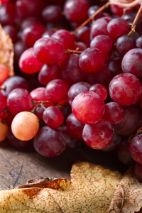 一束成熟的红葡萄和葡萄叶。