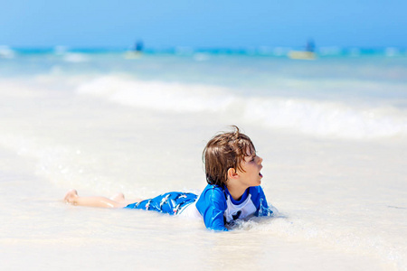 手蓝色的水背景孤立无缝模式的游泳的人和冲浪狗在冲浪板上绘制的矢量