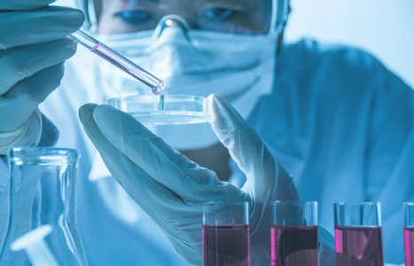 药店人员研究人员用玻璃实验室化学试管与液体进行分析,医学,制药和