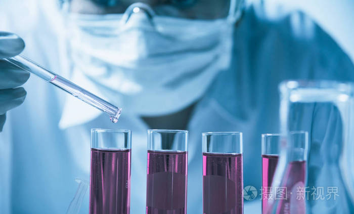 研究人员用玻璃实验室化学试管与液体进行分析,医学,制药和科研概念.