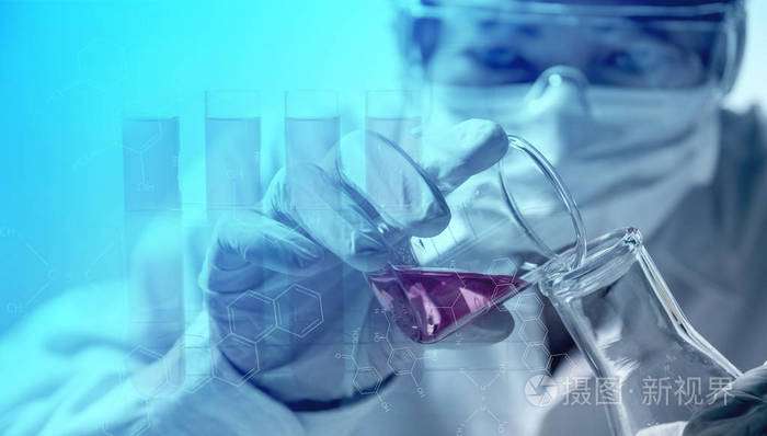 研究人员用玻璃实验室化学试管与液体进行分析,医学,制药和科研概念.