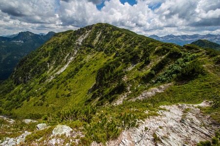 蓝色多云天空的山地风景