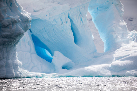 南极的冰盖，海洋中的冰山在海洋中游动，在海洋中融化