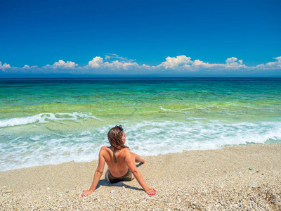 在海滩上晒日光浴的女人暑假旅行假期