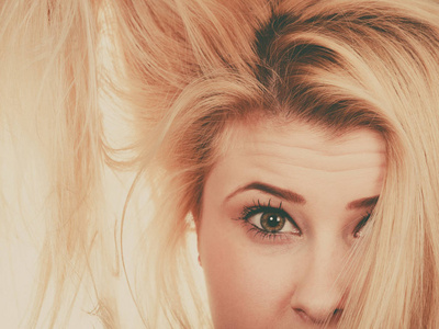 抓着女人头发干图片