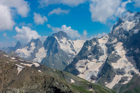 无人机的鸟瞰。 卡拉凯谢尔凯西亚多姆拜西高加索的夏季山区景观。