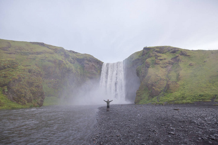 在冰岛的瀑布，从河泉的群山之间