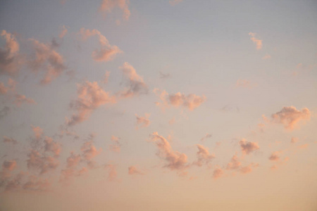 在太阳光线下，天空中的粉红色星云不是通常的暖色