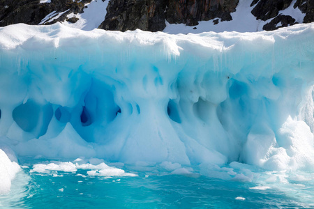 南极洲的冰盖，海洋中的冰山在海洋中游动，在海洋中融化
