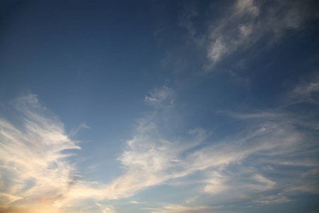 夕阳为天空中翱翔的云彩创造了一个很好的背景，它们是非常不同的，风把它们吹散在无尽的空间里