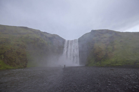 在冰岛的瀑布，从河泉的群山之间