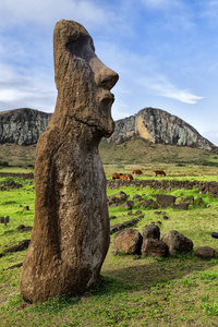 在智利，拉帕努伊，古董和神秘的穆伊雕像象征着一个古老的文化