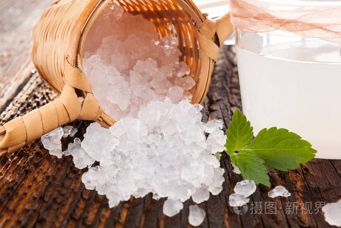 提比晶体在小篮子与发酵水在木桌上.