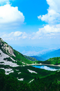 令人惊叹的高山景观别墅和湖泊。 欧洲保加利亚皮林山。