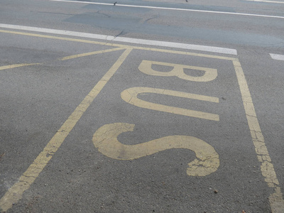 道路上涂有黄色公共汽车站标志