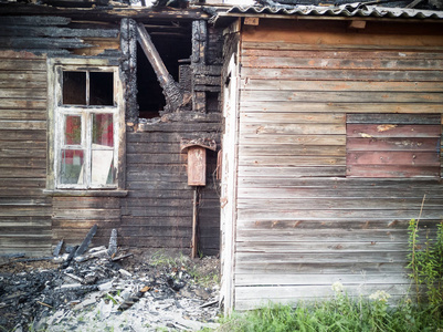 被烧毁的木屋