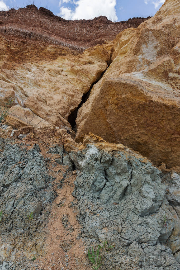 上一次飓风和地震后,海洋海岸滑坡带的地球深裂缝.