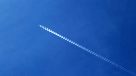 从蓝天的飞机上走出来的路