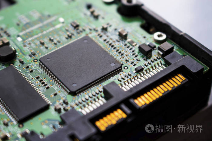 板子背景上的芯片和芯片