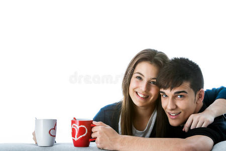 带咖啡杯的年轻夫妇。