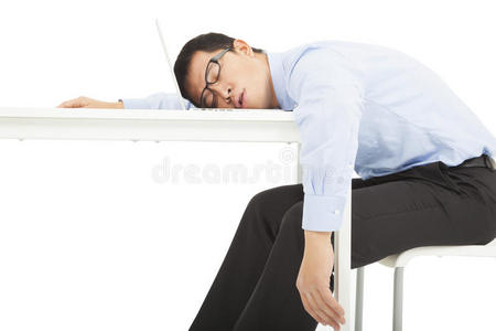 疲劳过度工作的商人睡在桌子上