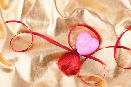 红粉心形缎带