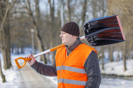 拿着雪铲的人