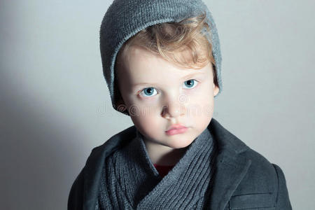时髦的小男孩。时髦帅哥。时尚儿童。西装毛衣和帽子