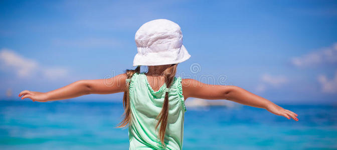 热带海滩上快乐的小女孩