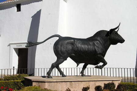 雕塑的斗牛狂暴的公牛照片