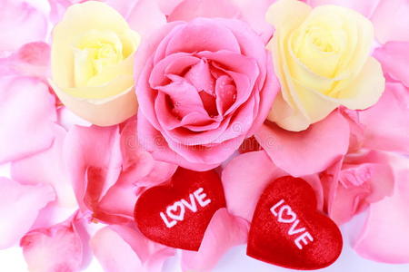 美丽的粉红色和白色玫瑰和情人节的心日库存照片.照片
