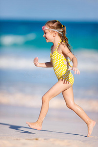 海滩上可爱的小女孩