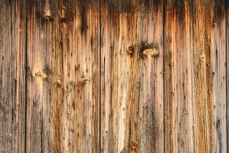 部分墙面采用了古老粗糙的木质纹理