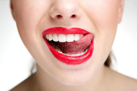 用舌头傻笑女人用舌头舔牙齿照片