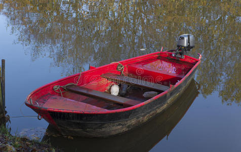 红色摩托艇