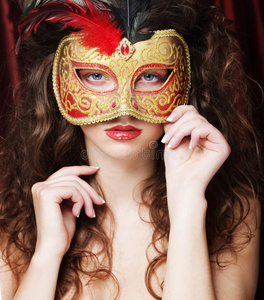 戴着红色神秘面具的年轻女子