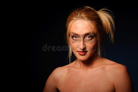 化妆舞会面具中的女性肖像图片