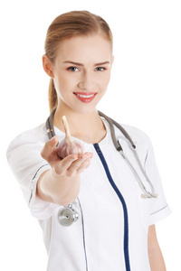 美丽的白人护士或医生手里拿着生大蒜。