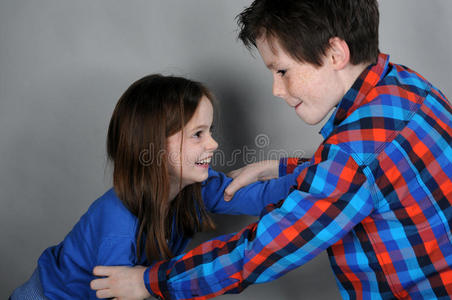 外面的姐妹打架的兄弟姐妹照片