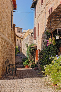 意大利翁布里亚一个小镇的鲜花小巷