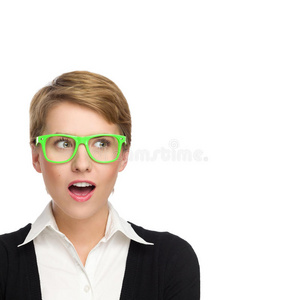 戴着绿色眼镜的年轻女子惊讶地看着复印处。