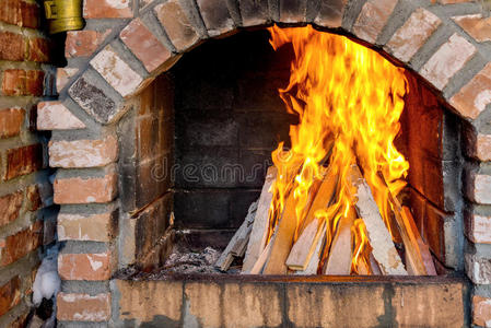 烧烤时燃烧的木头