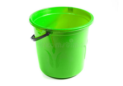 白色背景隔离的绿色塑料桶