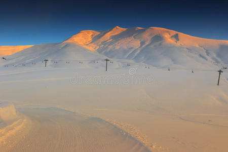 法国阿尔卑斯山，莱斯赛贝勒滑雪场，山中日出