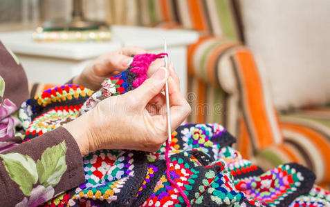 编织复古羊毛被子的女人的手图片