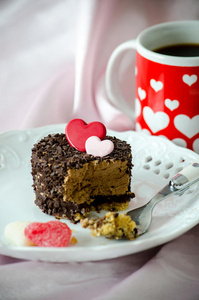 情人卡布奇诺蛋糕和咖啡图片
