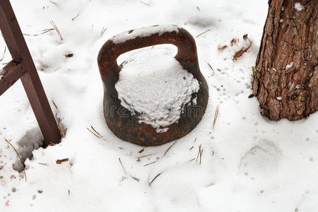 雪下院子里的旧重物