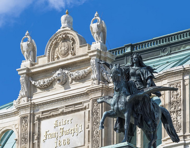 维也纳歌剧院正门的雕塑构成