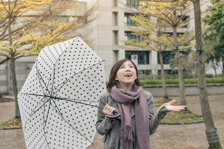 快乐微笑的亚洲女子撑伞