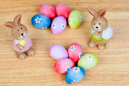 有趣的兔子陶瓷复活节彩蛋装饰雏菊